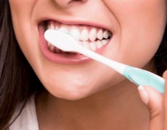 Когда нужно чистить зубы – до еды или после.